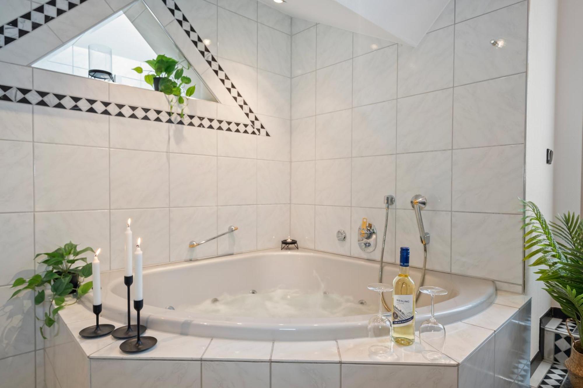 Stadtoase Fulda Mit Flair - Whirlpool, Balkon, 2Xparkplaetze, Highspeed Wlan Buitenkant foto