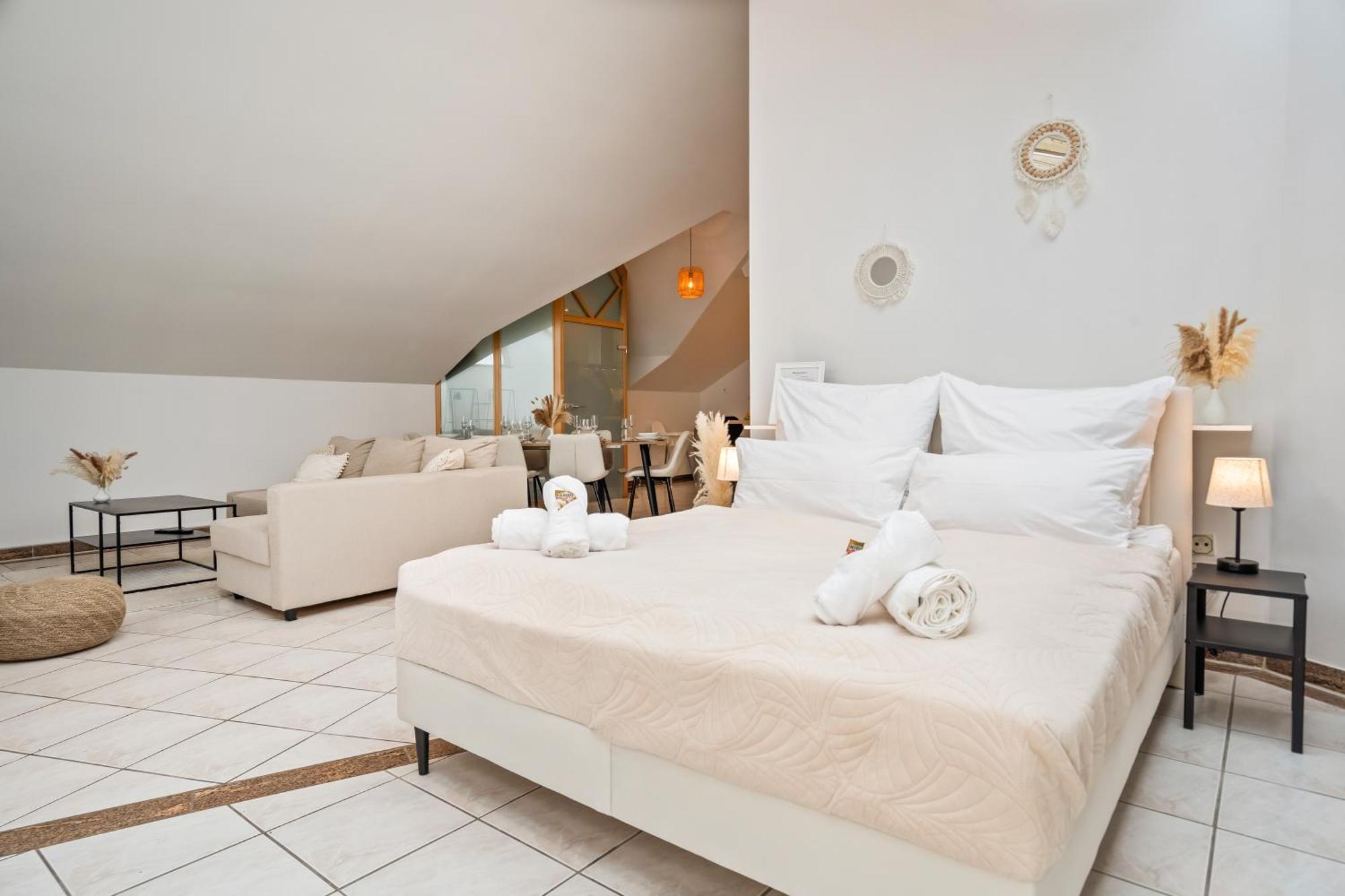 Stadtoase Fulda Mit Flair - Whirlpool, Balkon, 2Xparkplaetze, Highspeed Wlan Buitenkant foto